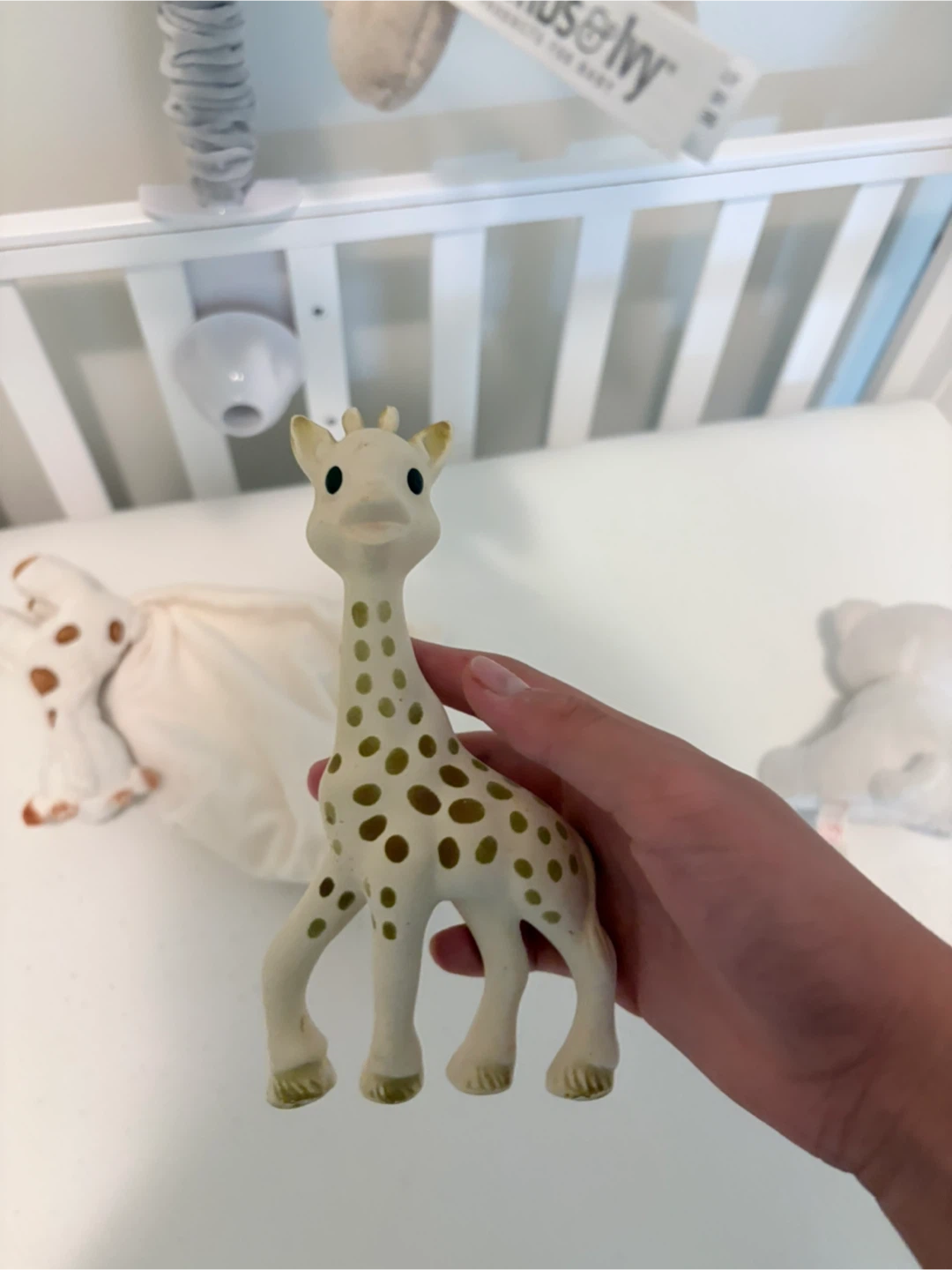Adjustable size baby cot with  stuff animals and baby mobile - photo 2