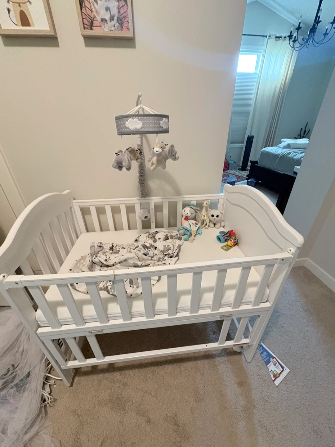 Adjustable size baby cot with  stuff animals and baby mobile - photo 4