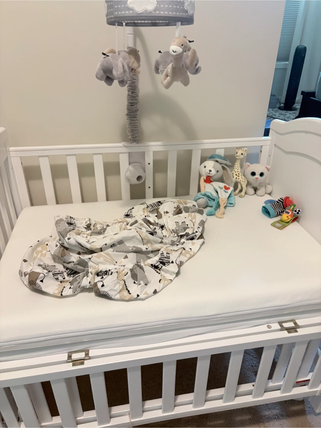 Adjustable size baby cot with  stuff animals and baby mobile - photo 5