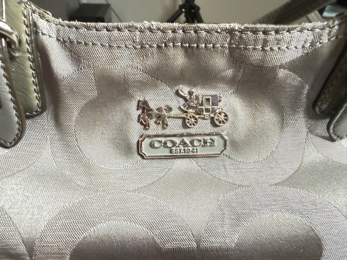 👜 Coach Mia Op Art Lurex Tote – Style F15746 - photo 2