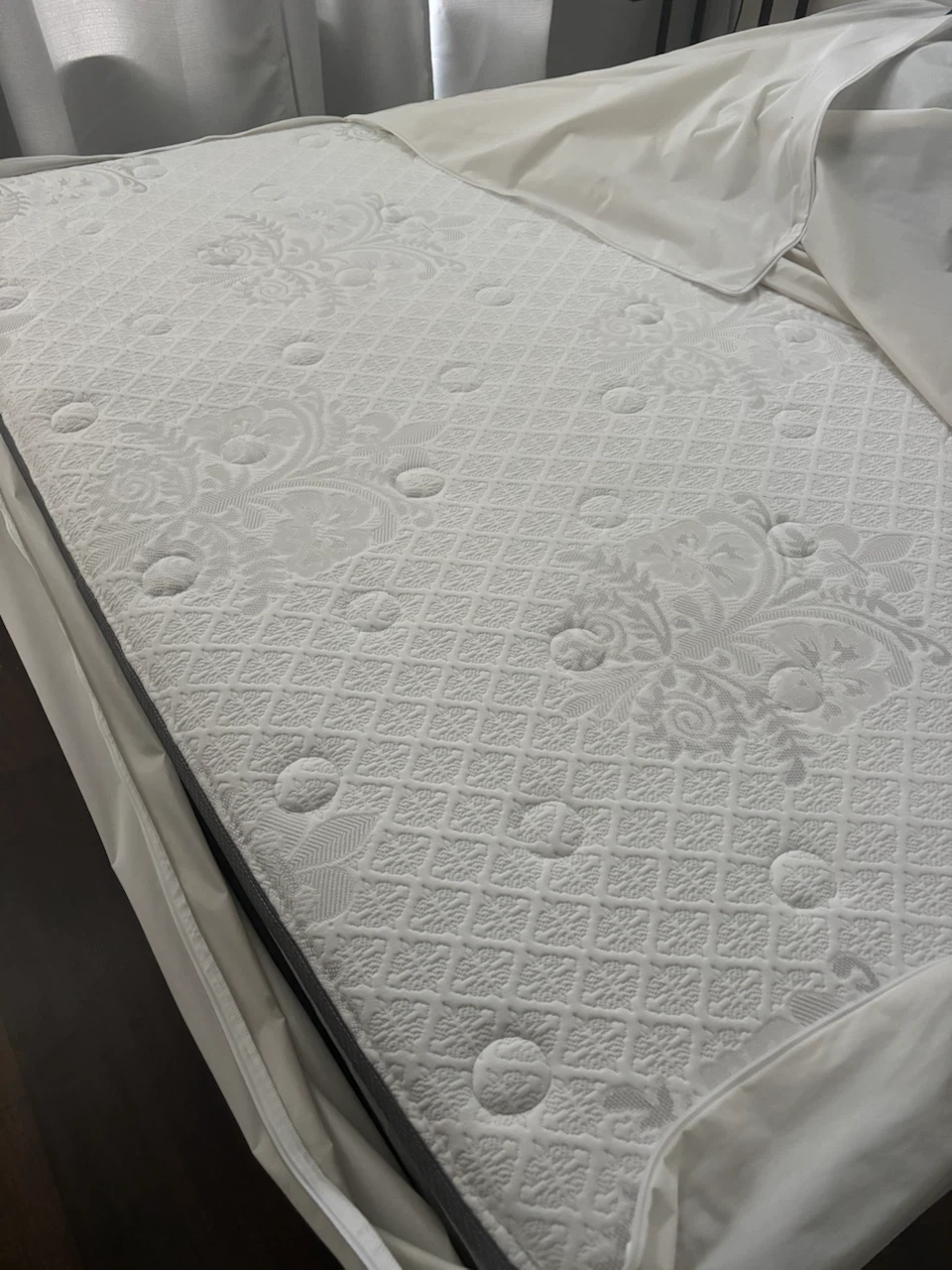 White Sealy Mattress | Queen Size | used for 3years