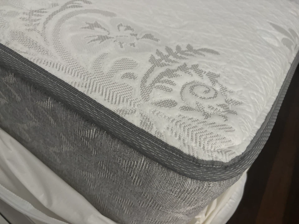 White Sealy Mattress | Queen Size | used for 3years - photo 2