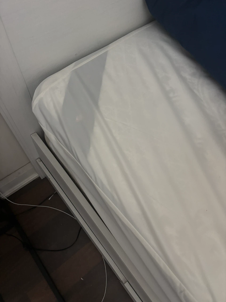 White Sealy Mattress | Queen Size | used for 3years - photo 3