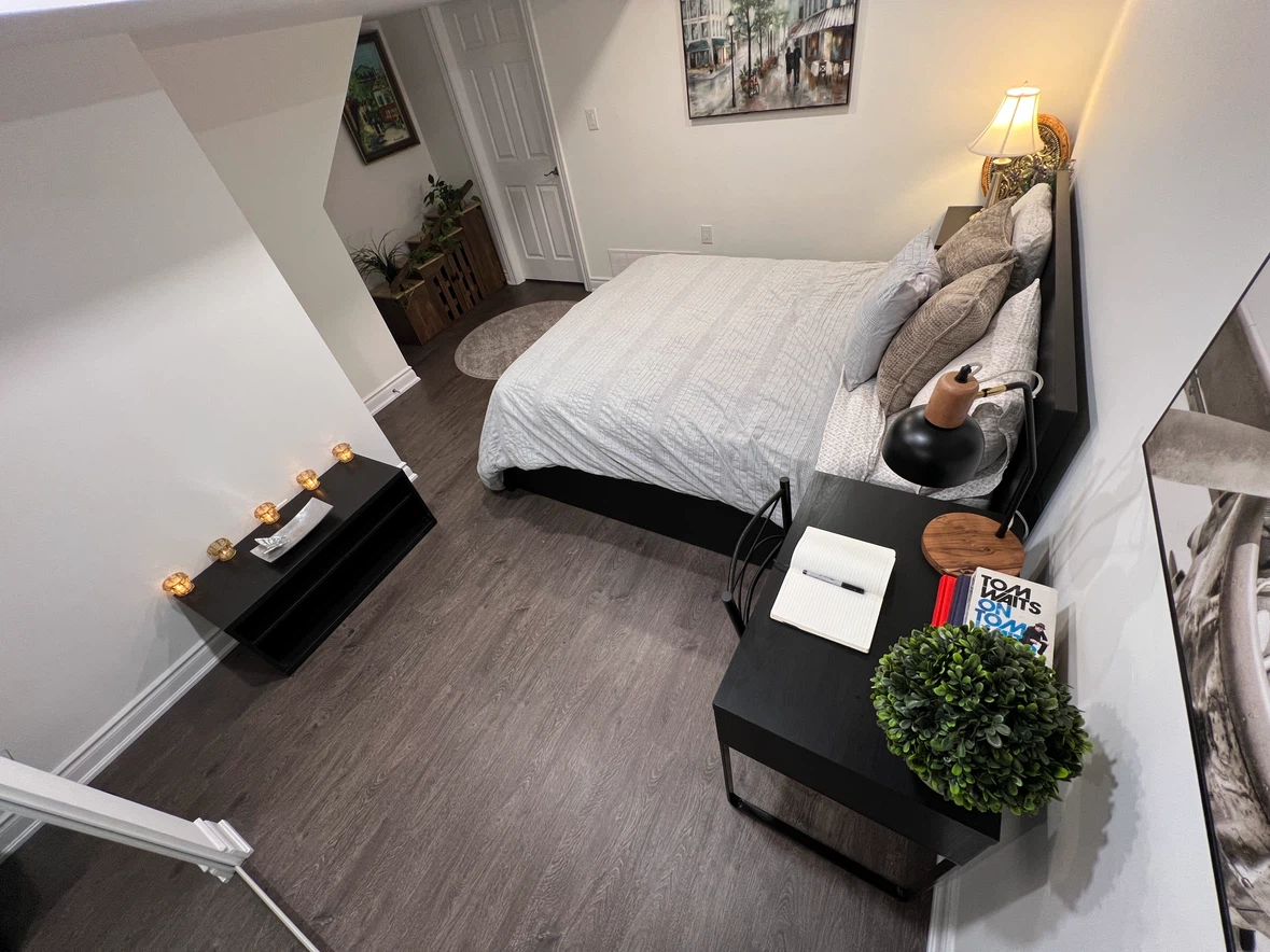 Bedroom with Queen Bed and Desk - photo 4