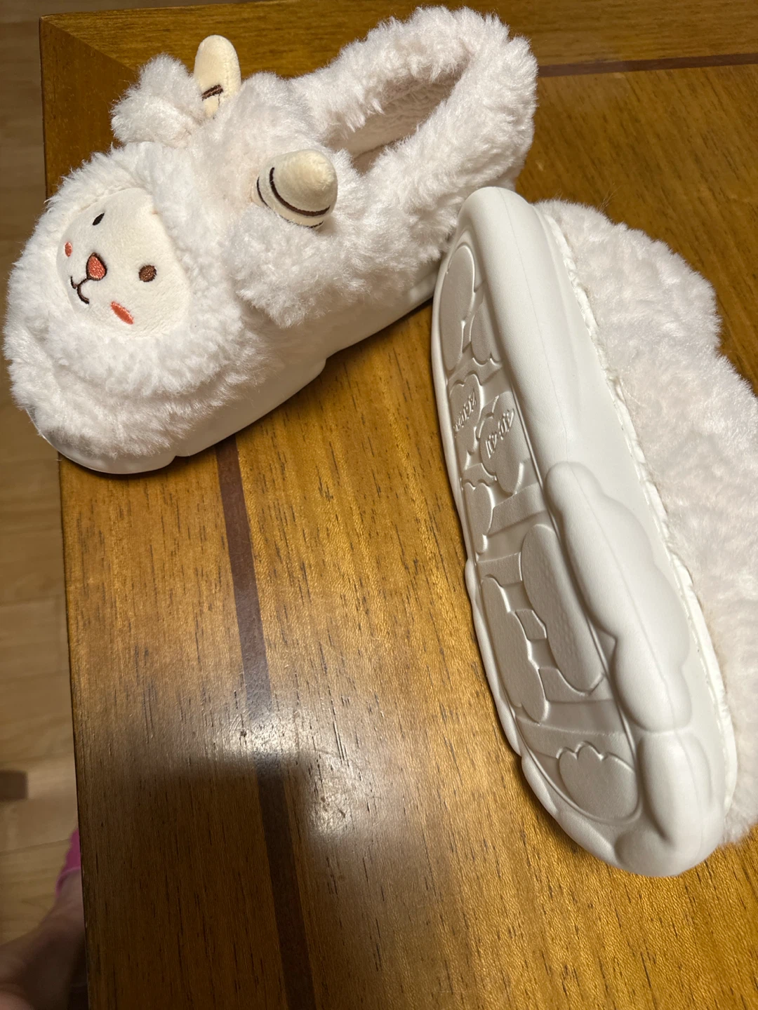Women's White Sheep Slippers size7.5 - photo 2