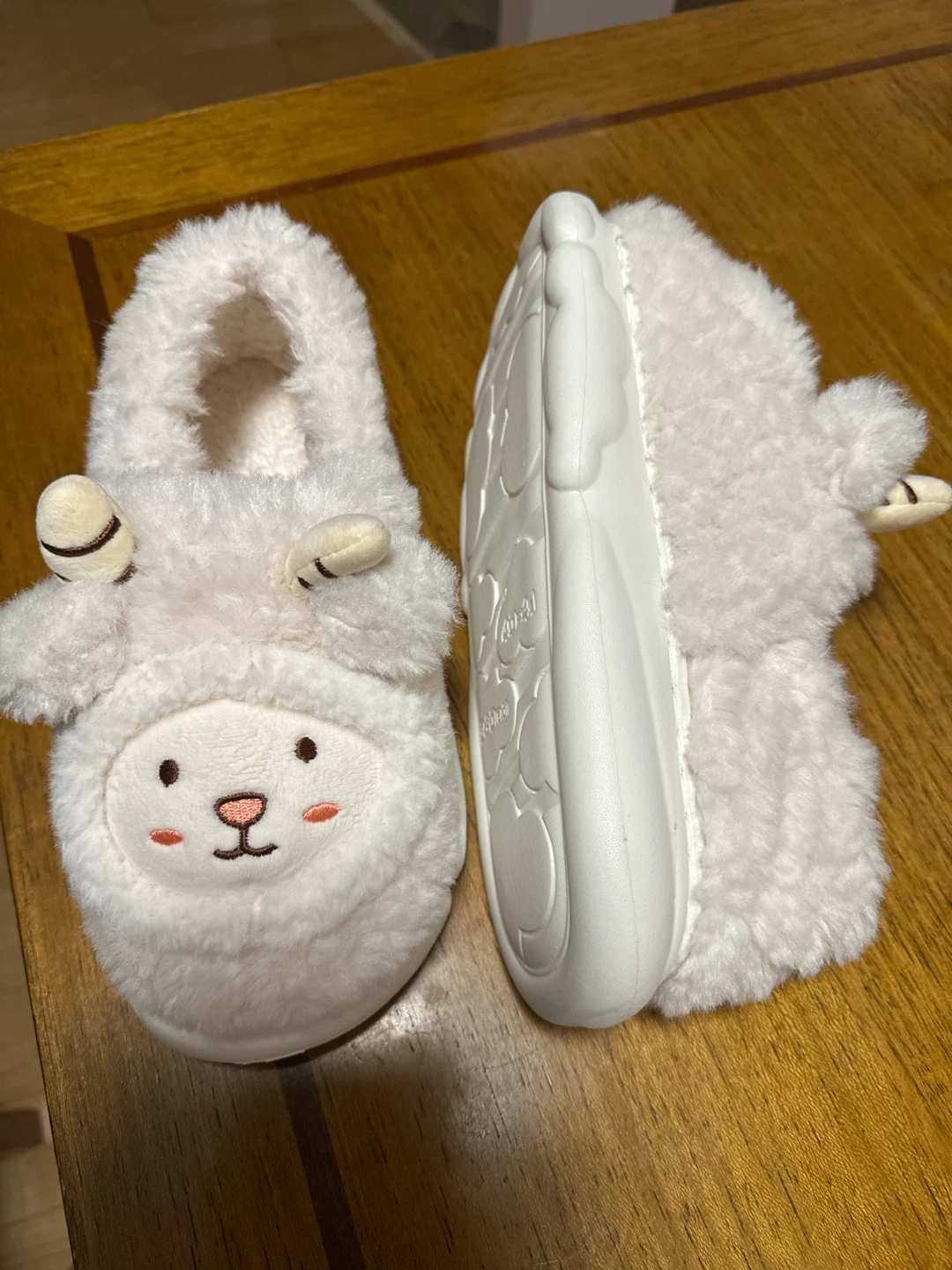 Women's White Sheep Slippers size7.5 - photo 4
