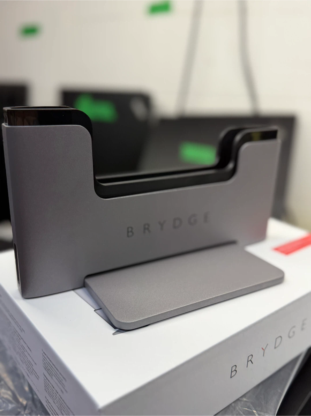 Brydge Vertical Dock for MacBook Pro (13-inch and 15 inch) - photo 2