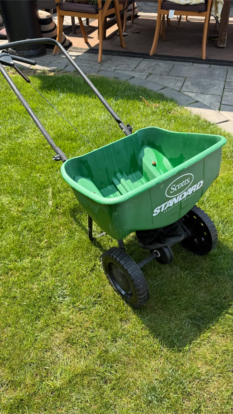Scotts Standard Lawn Spreader - photo 2