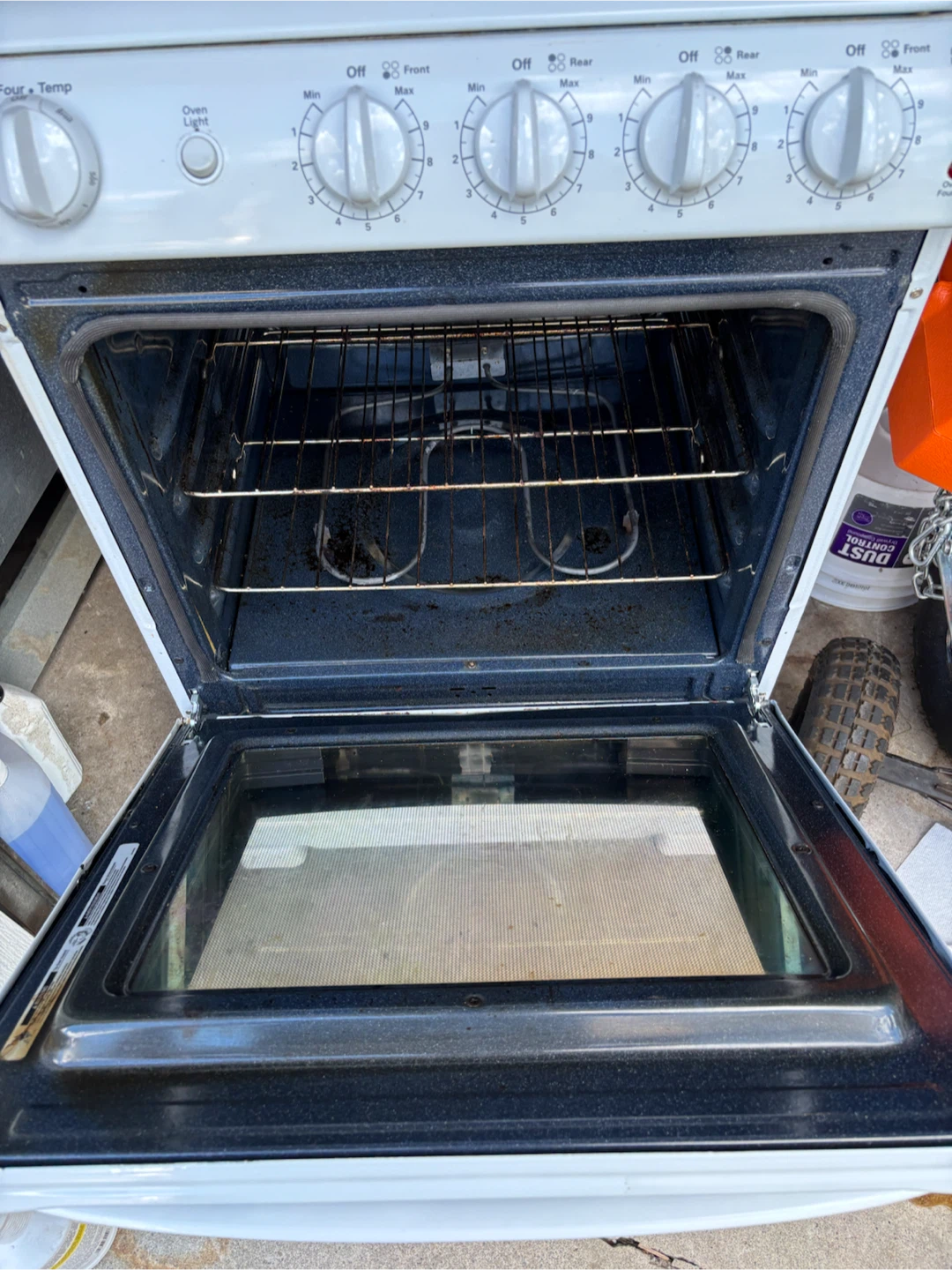 White GE 24 inch Electric Stove and Oven - photo 2