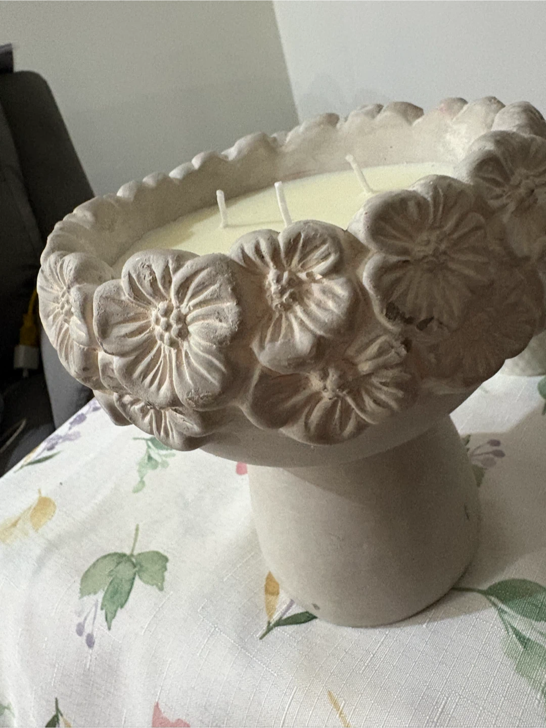 Large decorative candle with floral accents - photo 3