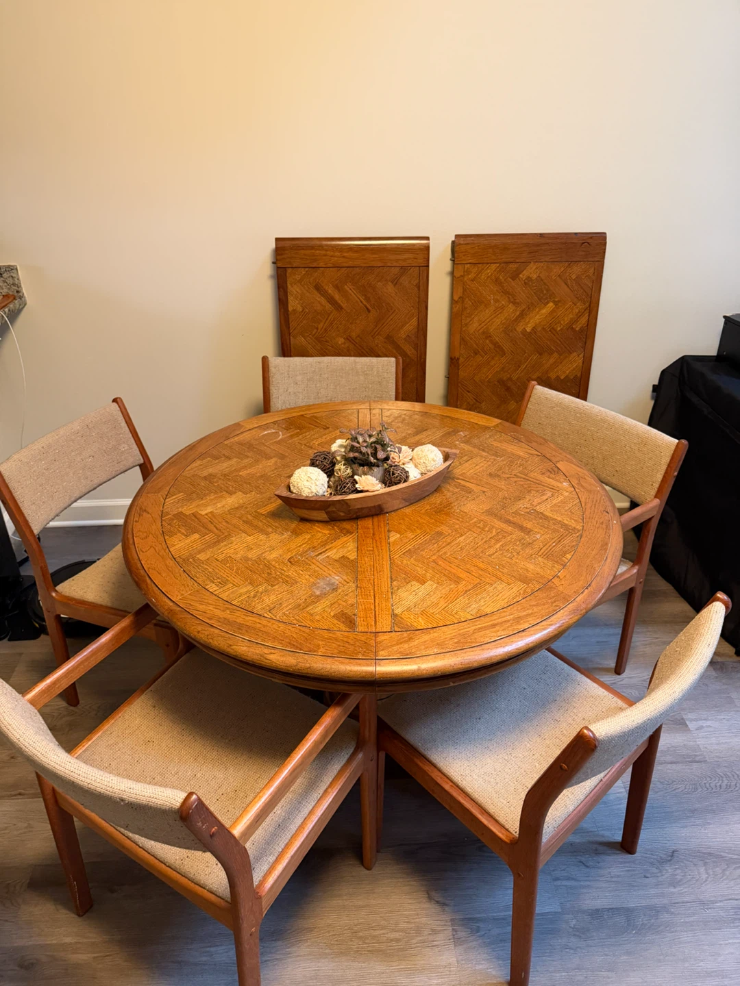 Round Dining Table with Extension Leaves - photo 3