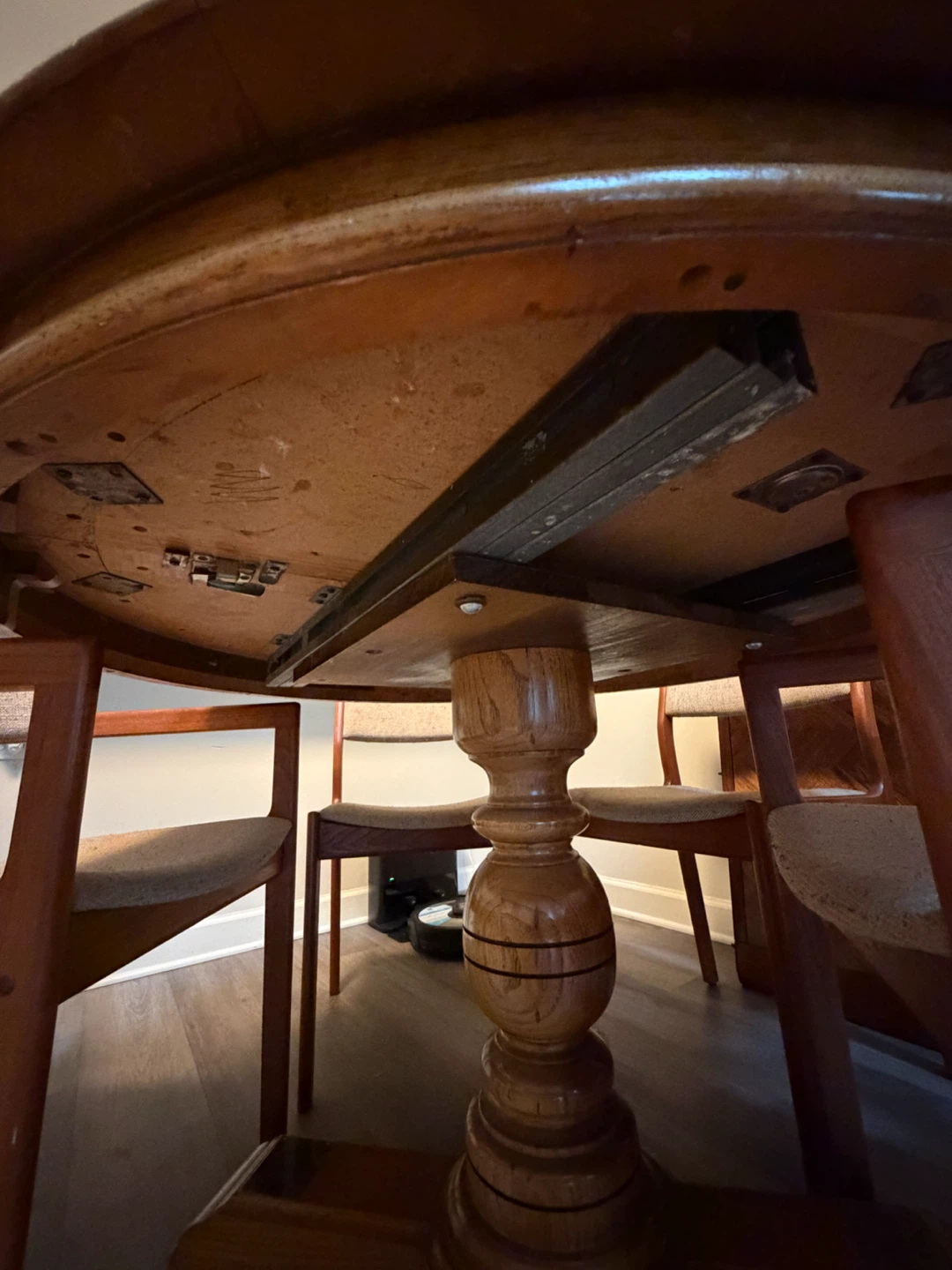 Round Dining Table with Extension Leaves - photo 4