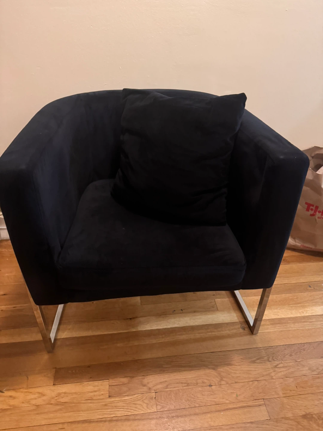 Black Accent Chair with Pillow - photo 2