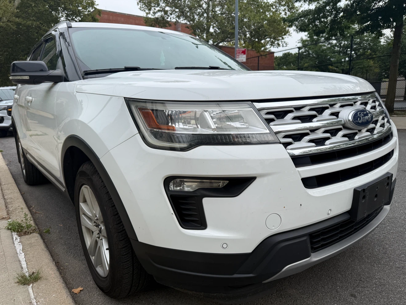 2018 White Ford Explorer XLT - photo 2