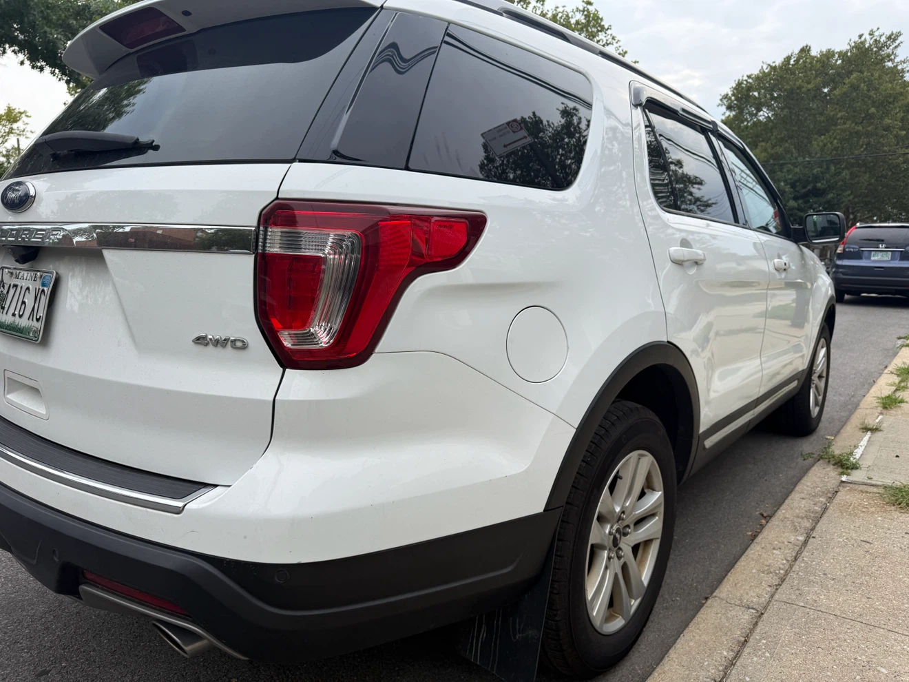 2018 White Ford Explorer XLT - photo 3