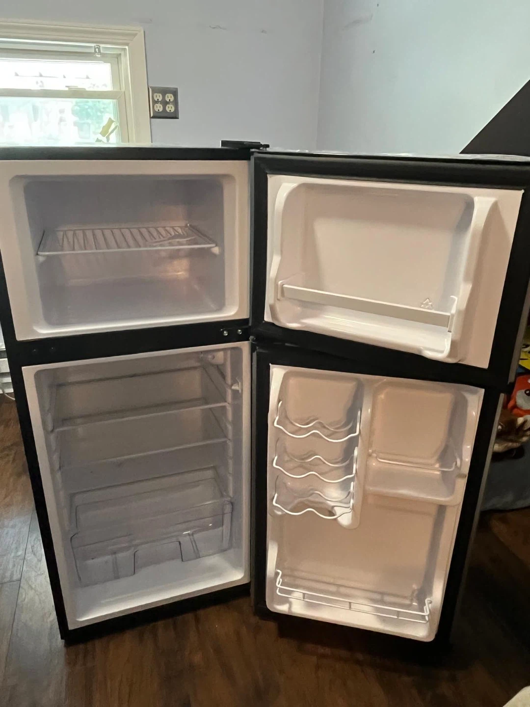 Insignia Refrigerator Freezer NS-CF422SS9 - photo 2