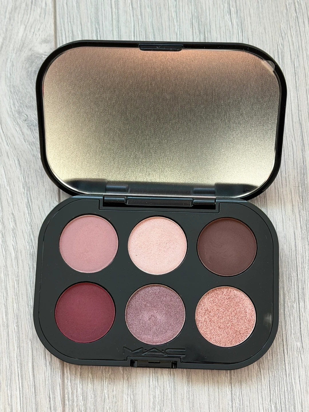 MAC Eyeshadow Palette – Embedded in Burgundy (Like New)