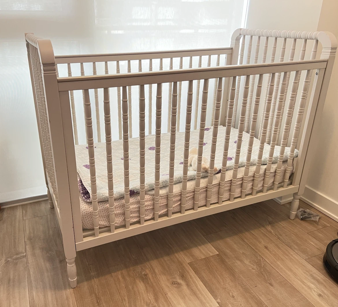 White baby crib with mattress