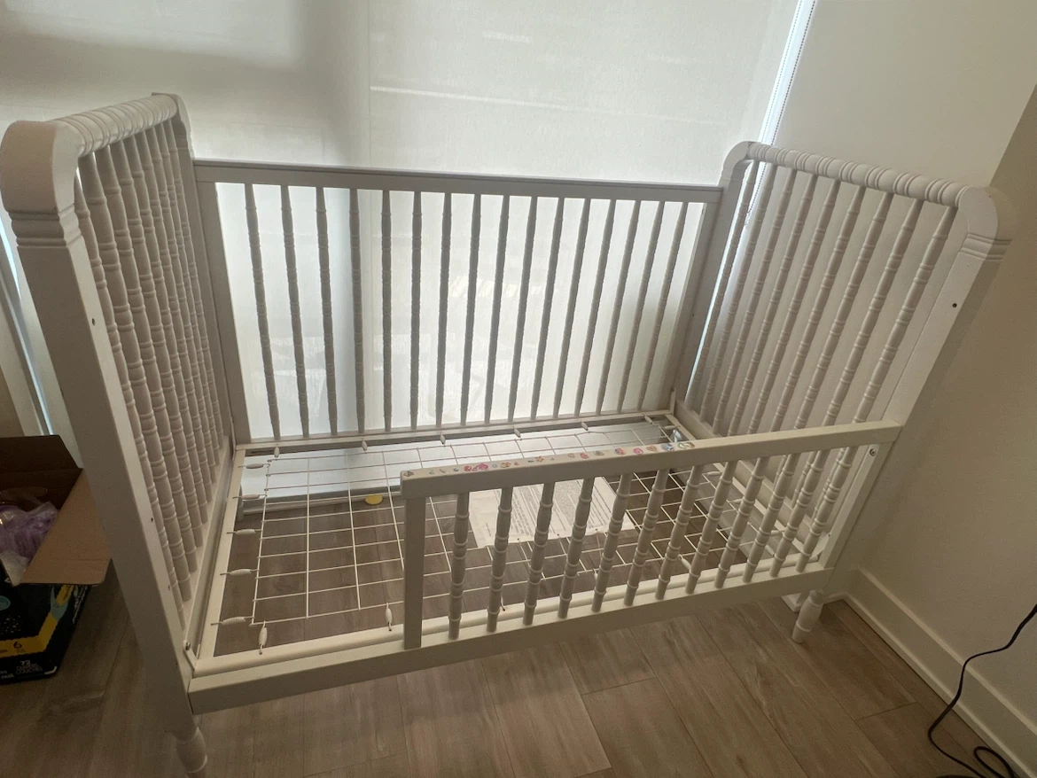 White baby crib with mattress - photo 2