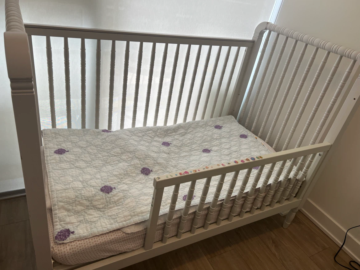 White baby crib with mattress - photo 4