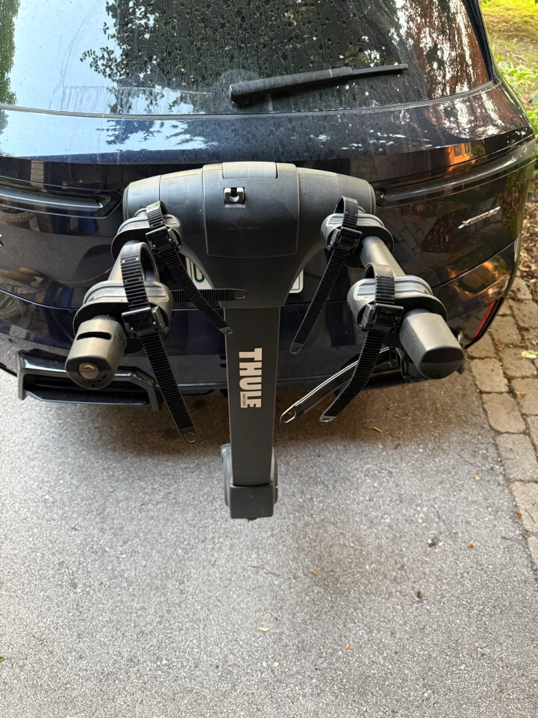 Thule Hitch Bike Rack (carries 2 bikes) - photo 2