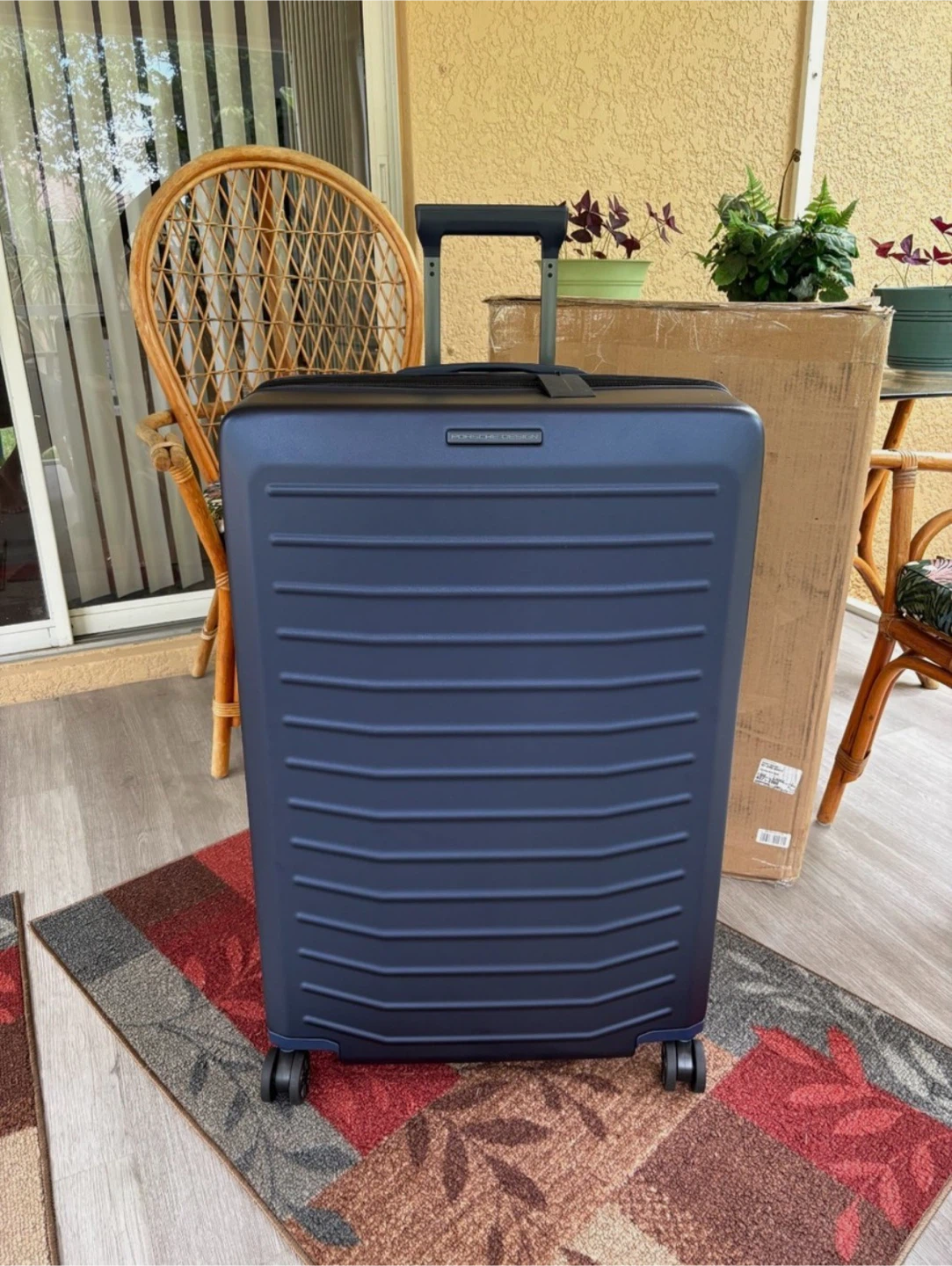 Black 32in Hardshell Luggage (New)