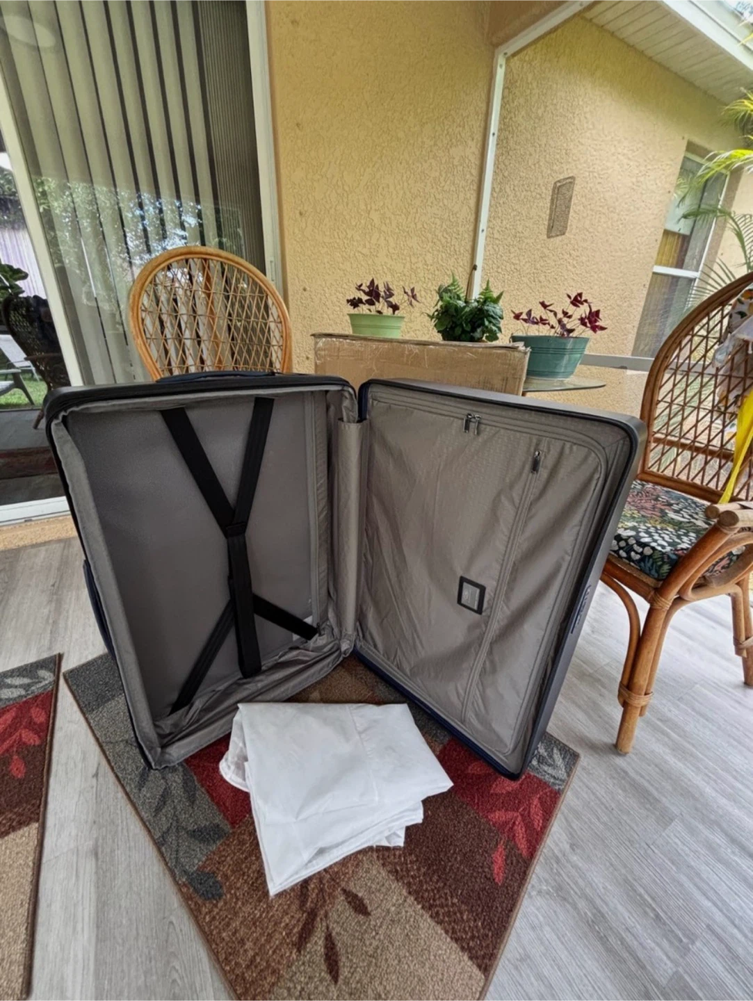 Black 32in Hardshell Luggage (New) - photo 4