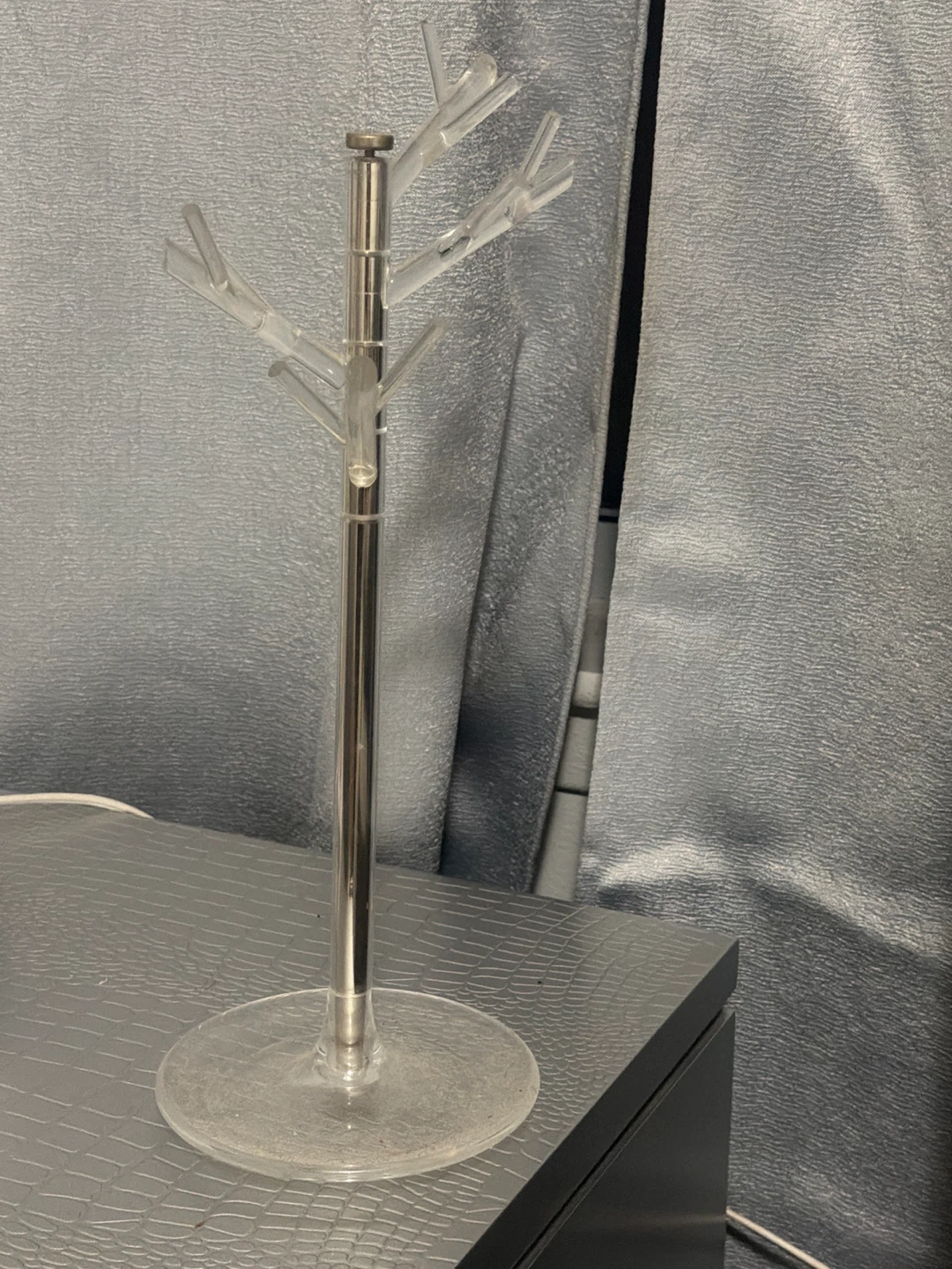 Clear jewelry stand