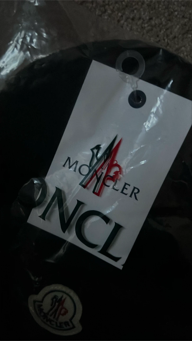 Moncler Black Beanie - photo 3