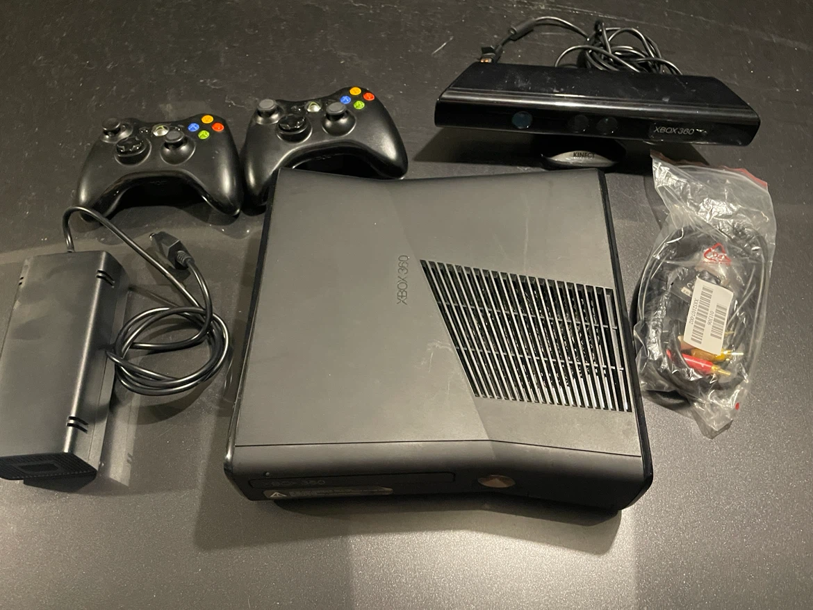 Xbox 360 Kinect Sensor with 4GB Memory and Game - photo 2