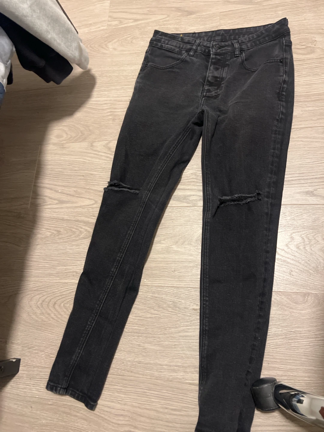 Tsubi Black Denim Jeans with Distressed Knees - photo 2