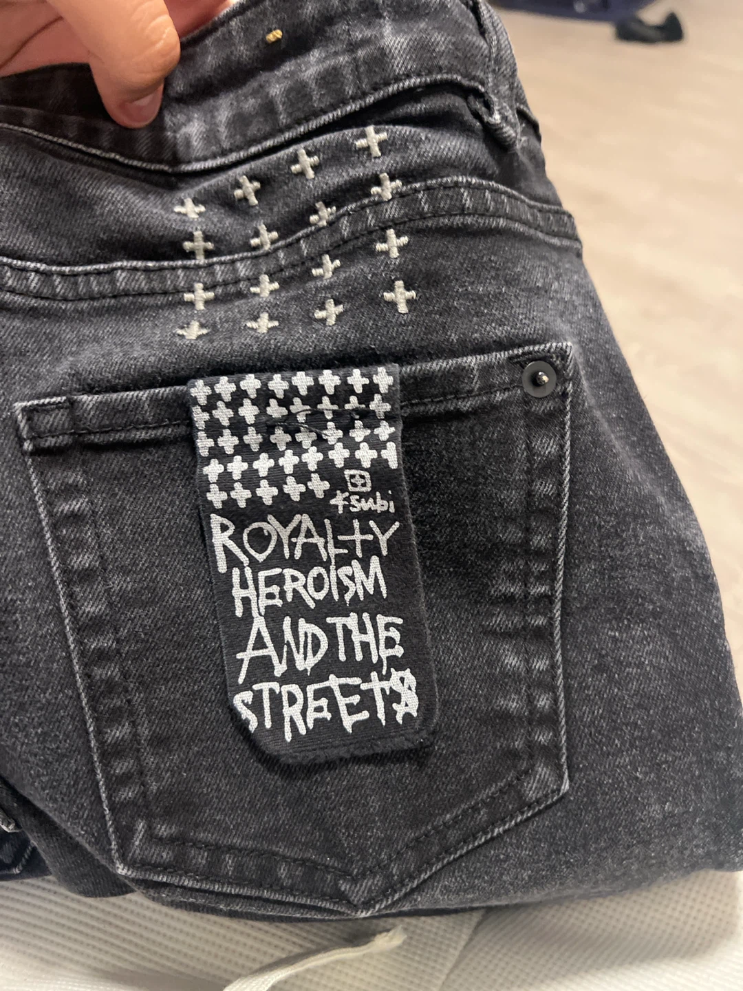 Tsubi Black Denim Jeans with Distressed Knees - photo 4