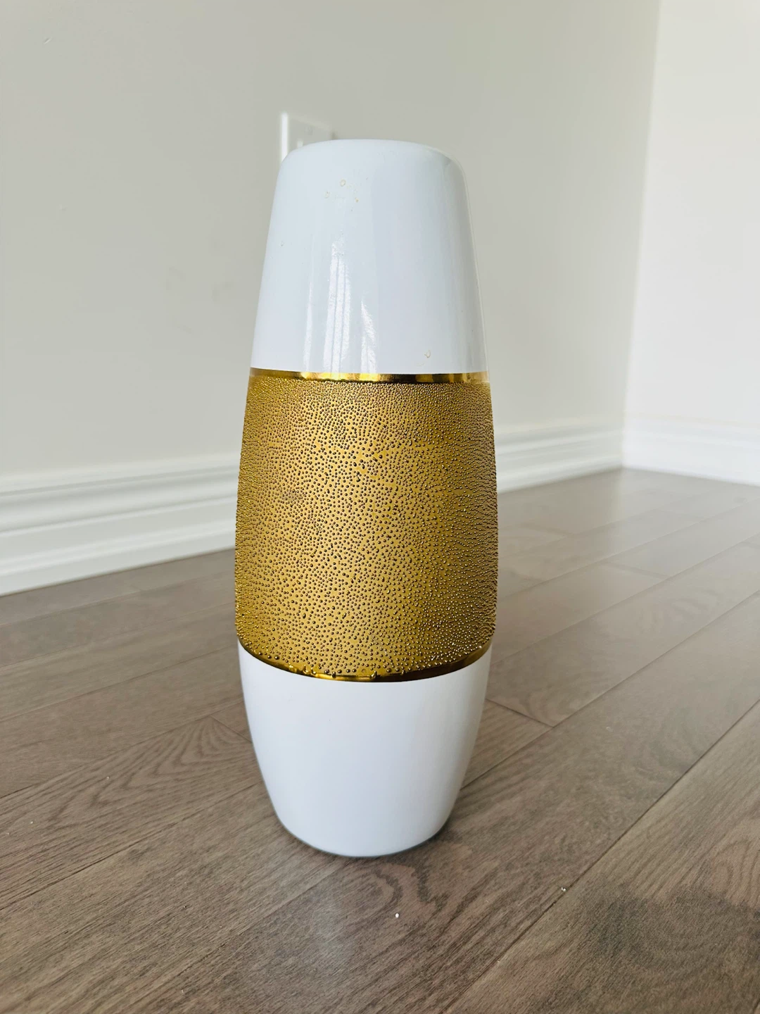 White and Gold Vase - photo 2