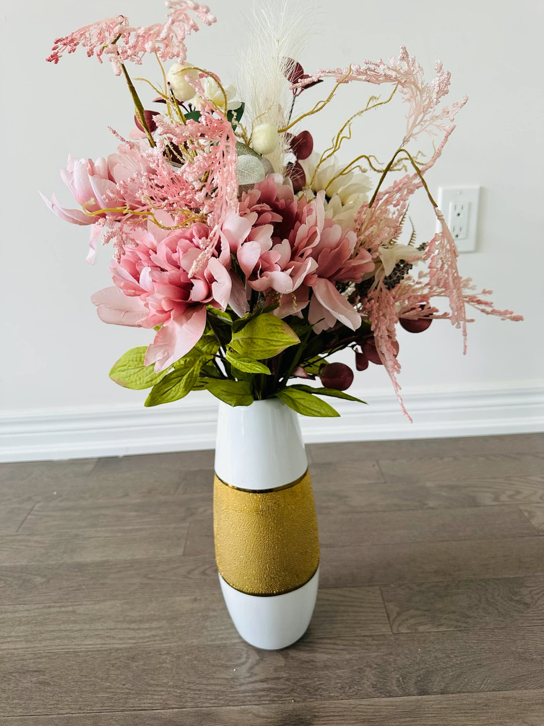 White and Gold Vase - photo 3