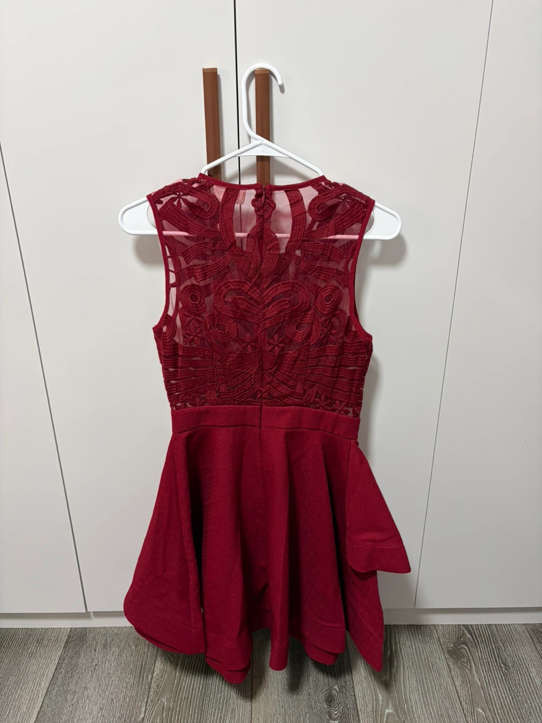 L'ATISTE BY RICKY SINGH Burgundy Lace Dress Size S - photo 3