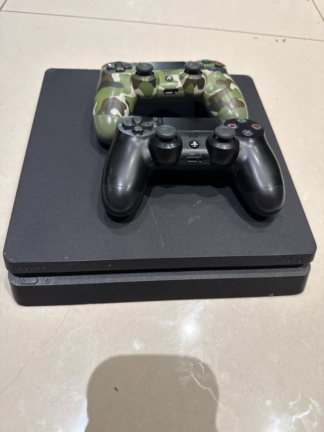 Ps4 with 2 controllers