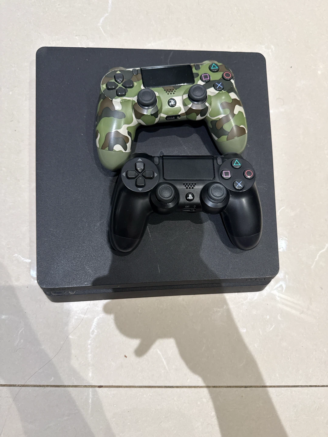 Ps4 with 2 controllers - photo 2