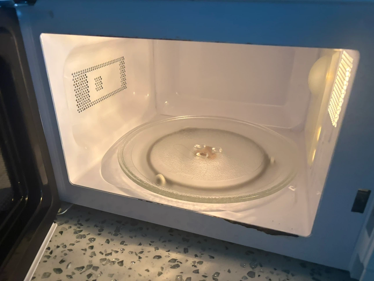 Comfee Microwave Oven - photo 2