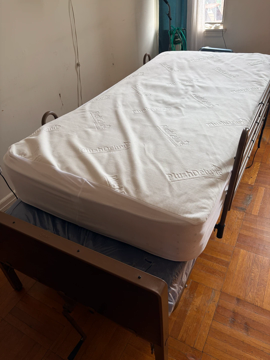 Hospital bed - photo 2