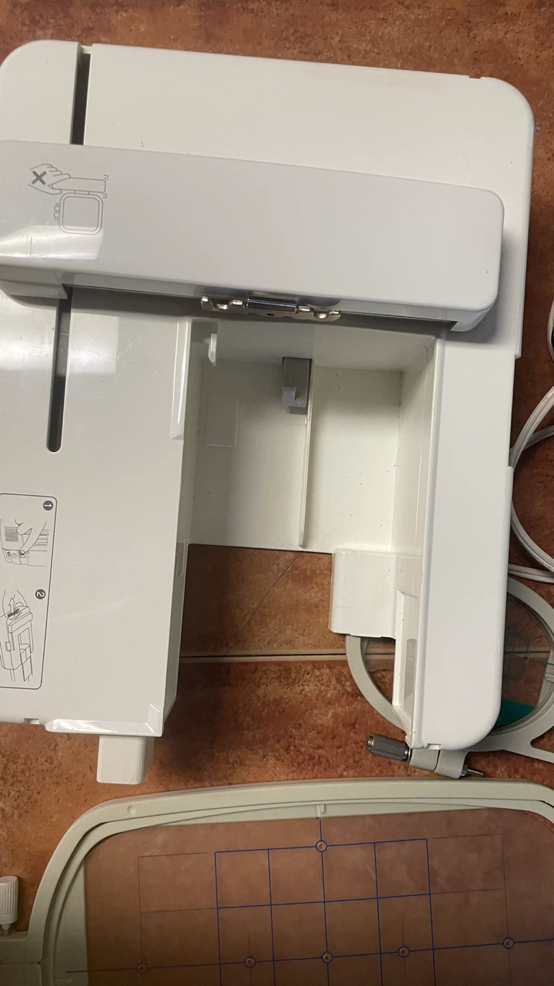 Brother SE400 Embroidery and Sewing Machine - photo 4