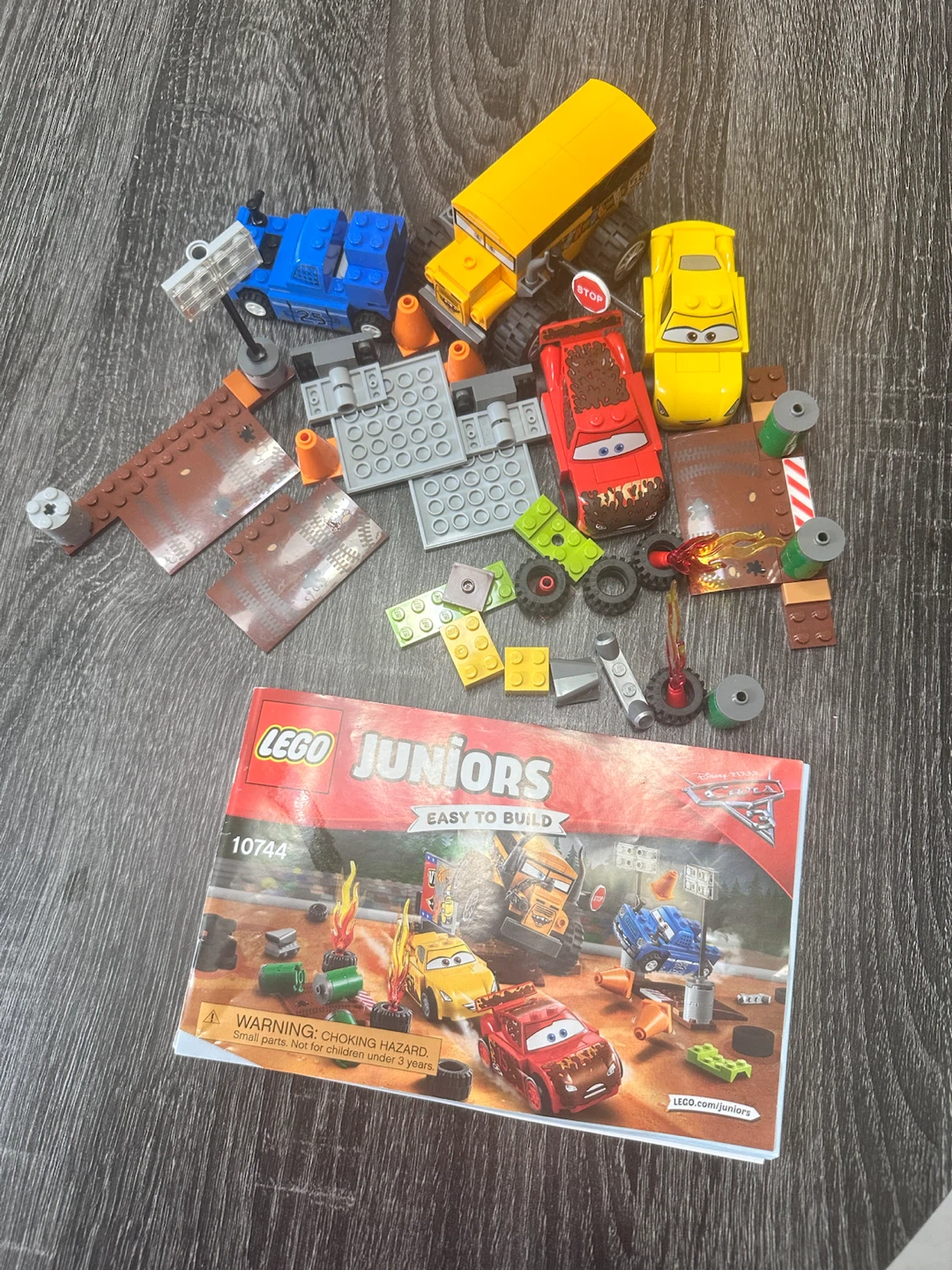 LEGO Juniors Disney Pixar Cars 3 Guido & Luigi's Pit Stop 10744