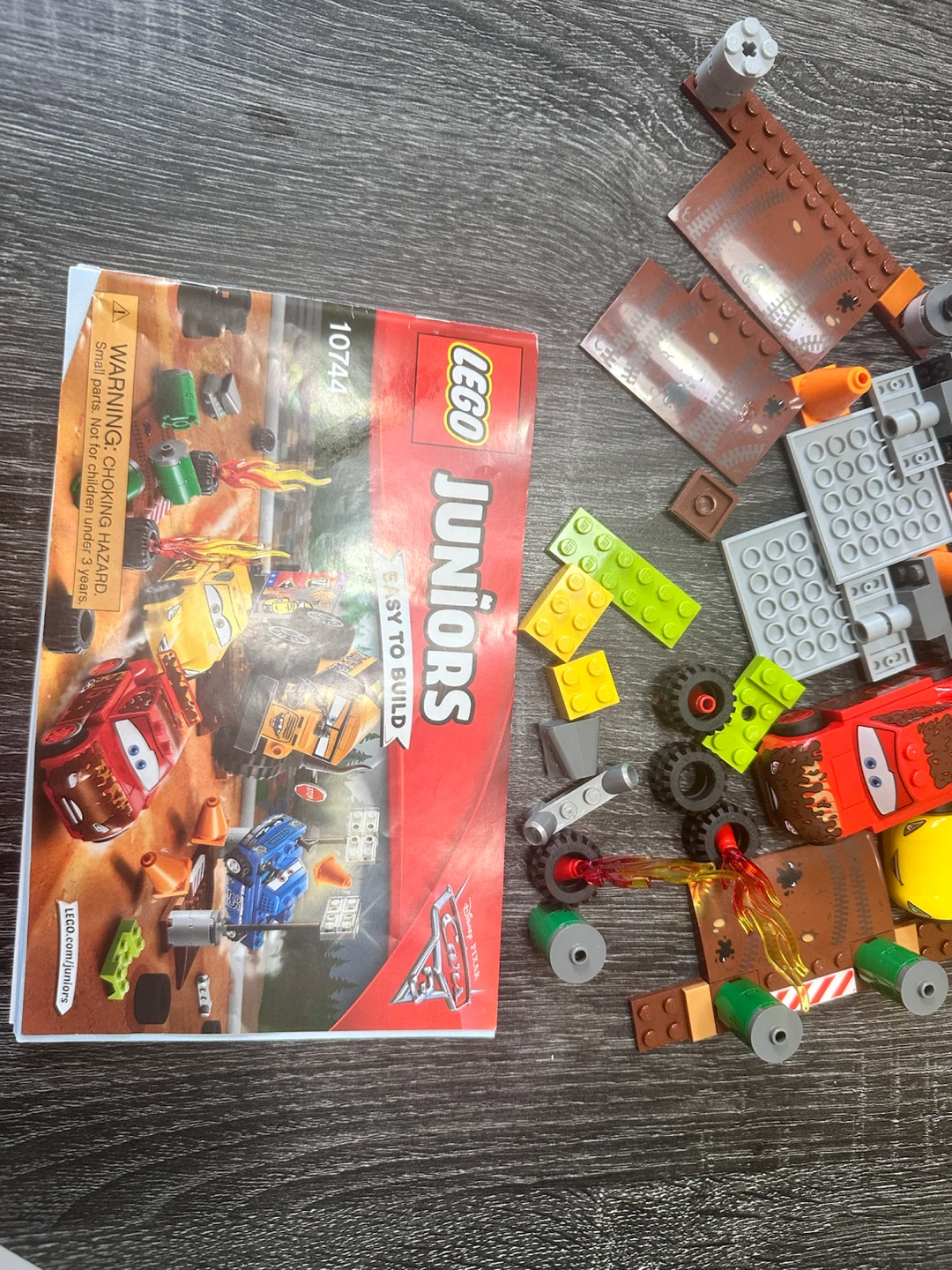 LEGO Juniors Disney Pixar Cars 3 Guido & Luigi's Pit Stop 10744 - photo 2