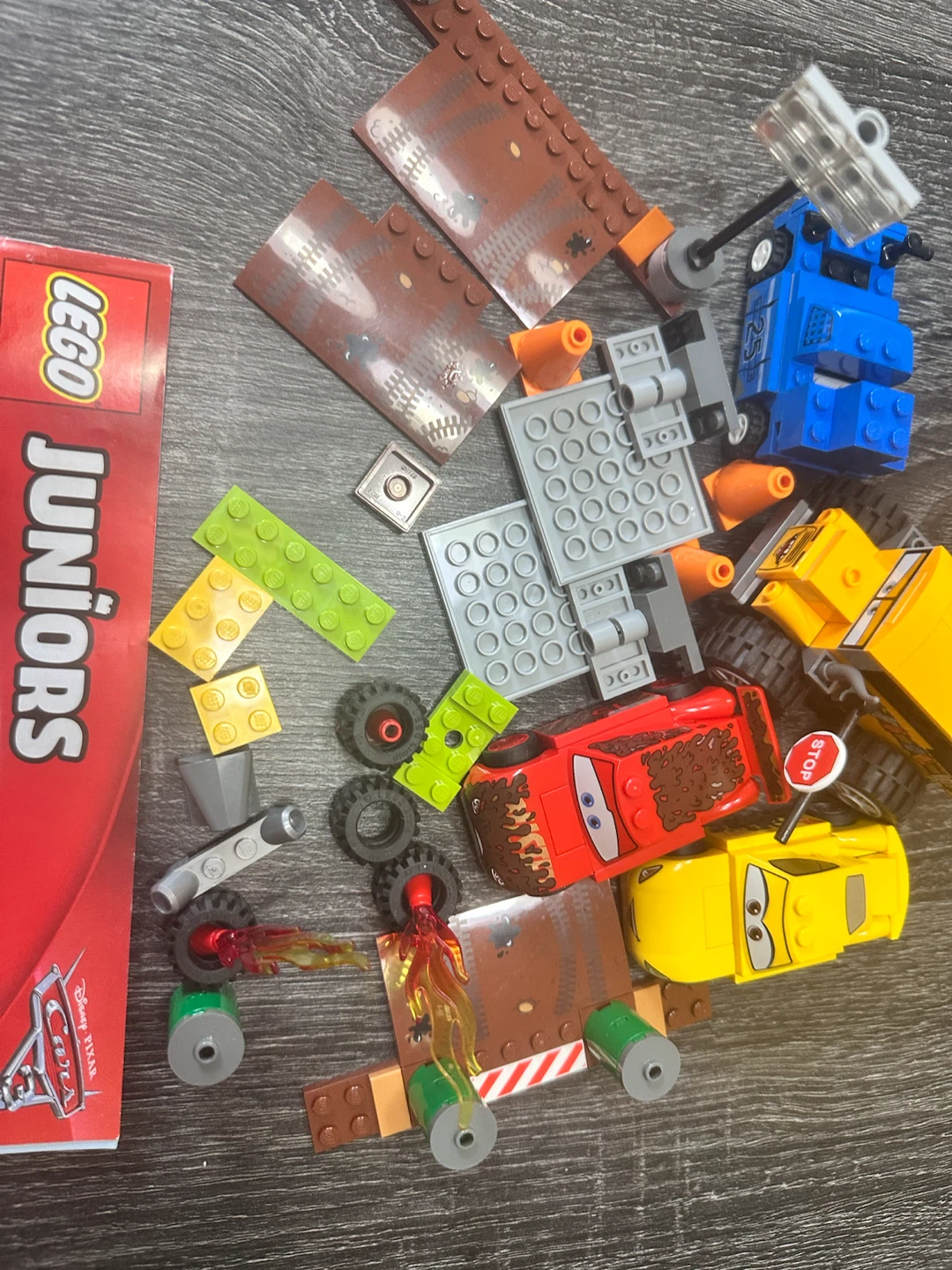 LEGO Juniors Disney Pixar Cars 3 Guido & Luigi's Pit Stop 10744 - photo 3