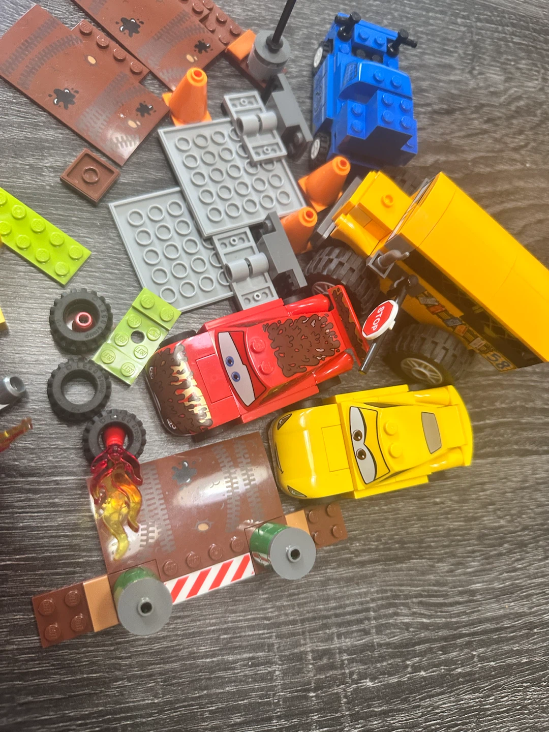 LEGO Juniors Disney Pixar Cars 3 Guido & Luigi's Pit Stop 10744 - photo 4