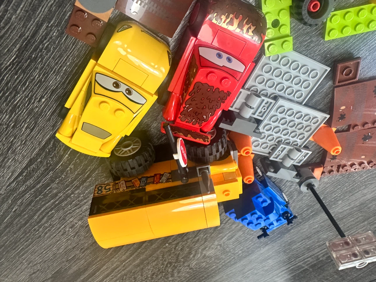 LEGO Juniors Disney Pixar Cars 3 Guido & Luigi's Pit Stop 10744 - photo 5