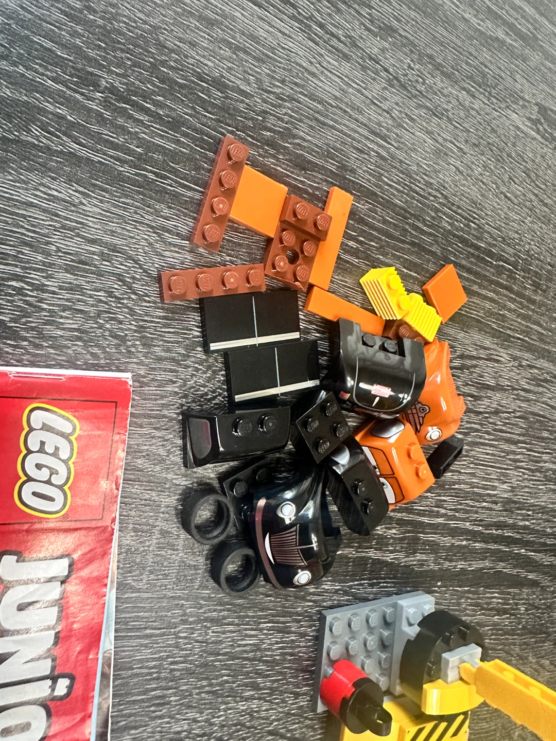 LEGO Juniors Smokey's Garage Playset - photo 2