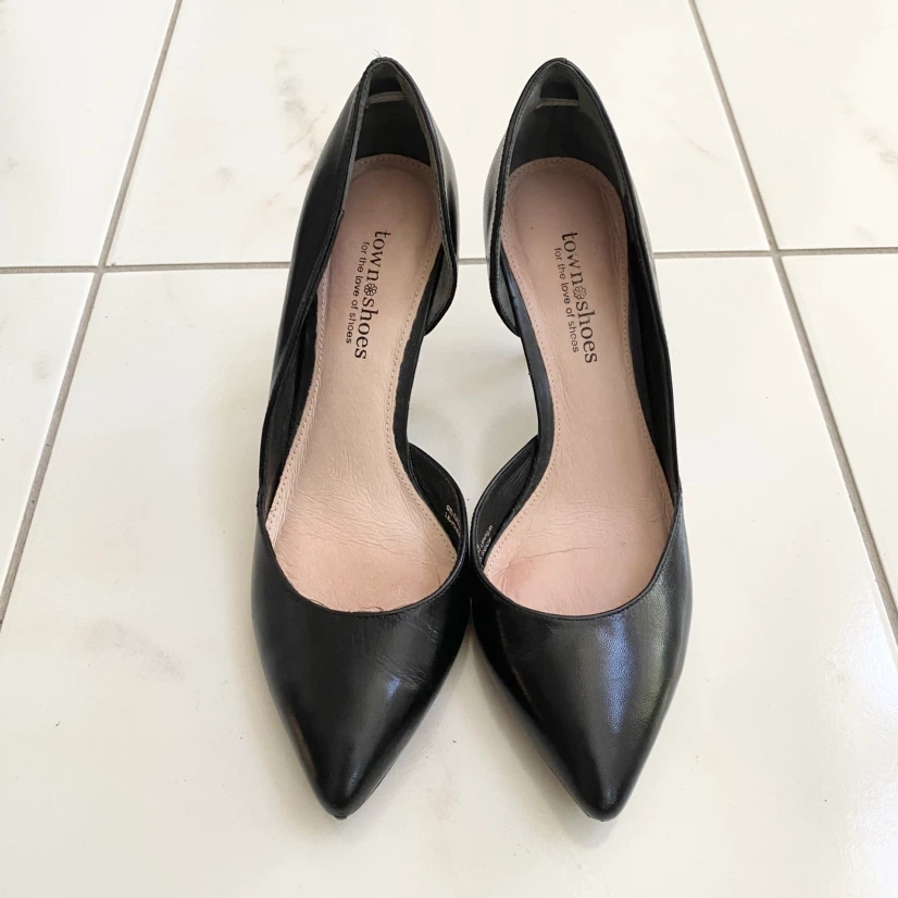 Town Shoes Black Leather Pointed Toe Heels (US 7)