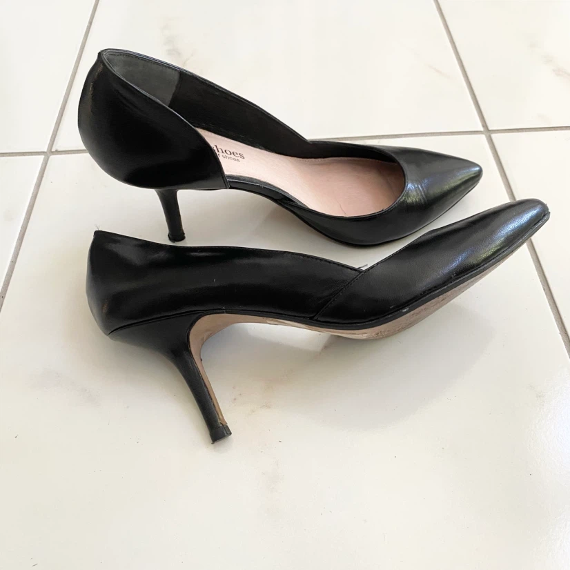 Town Shoes Black Leather Pointed Toe Heels (US 7) - photo 2