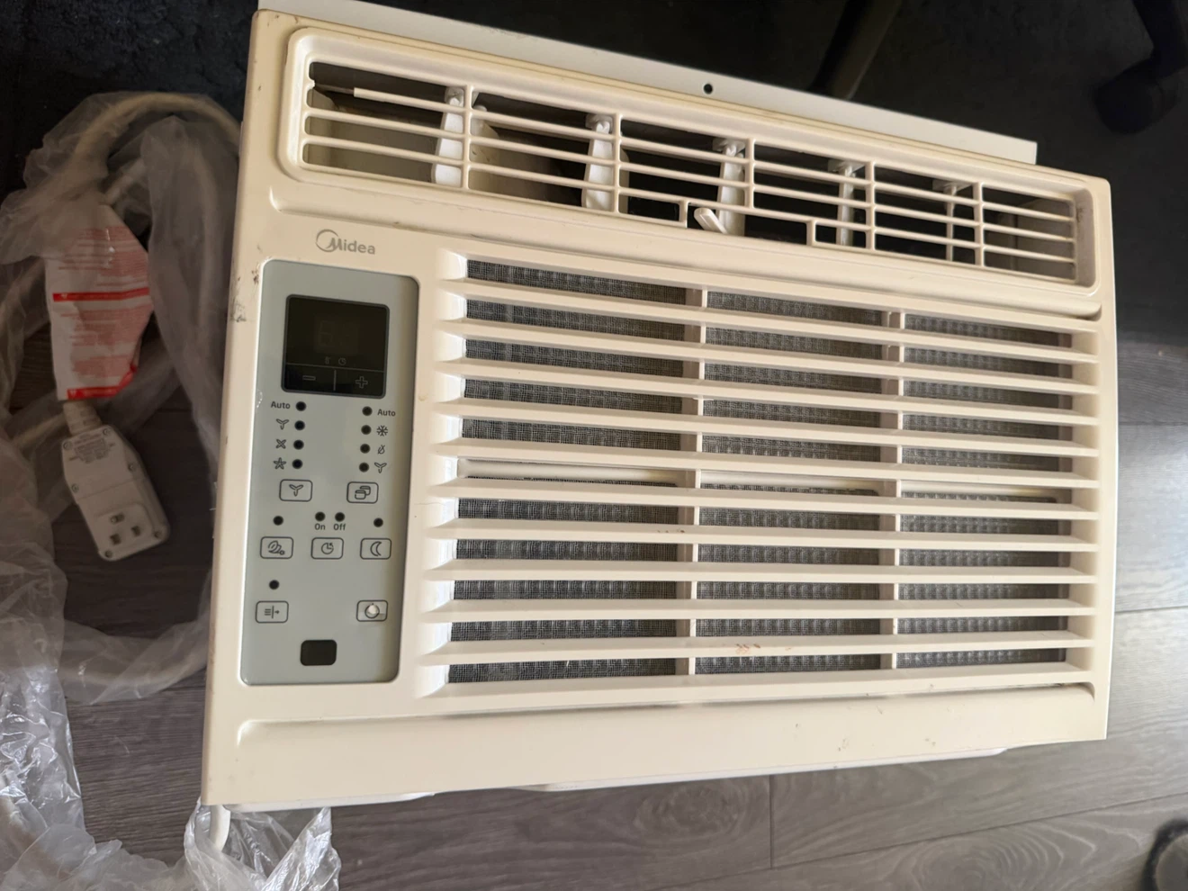 Midea Window Air Conditioner - photo 2