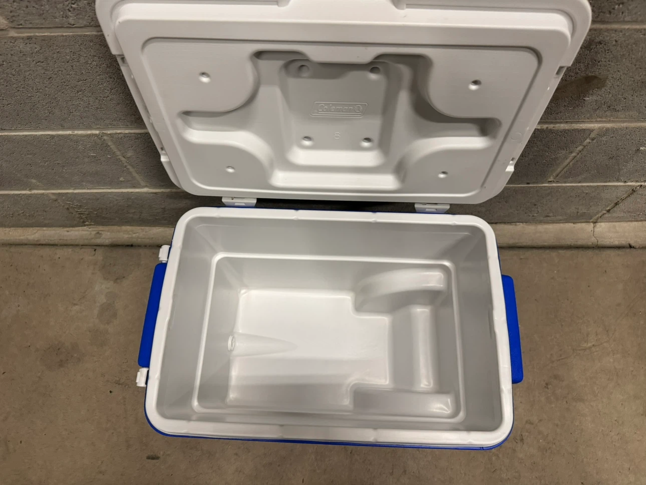 Coleman 40 Quart Blue Wheeled Cooler hold 59 cans 35$cash - photo 3